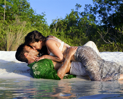 Couple-kissing-on-beach