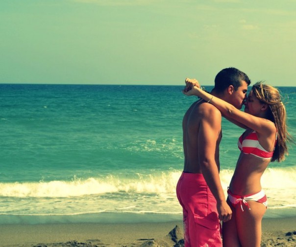 Couple-kissing-on-beach-2